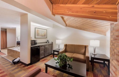 Hebron House | Cozy Stay with Free Parking, Near Newark Industrial Park and Local Attractions