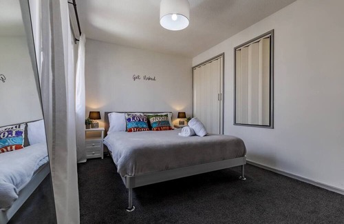 Edgbaston House | Warm Family Home for Your Ideal Retreat. Free Parking