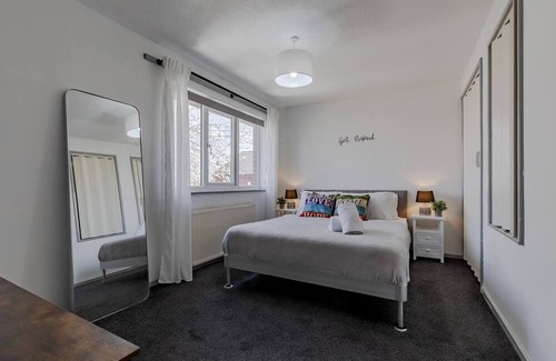 Edgbaston House | Warm Family Home for Your Ideal Retreat. Free Parking