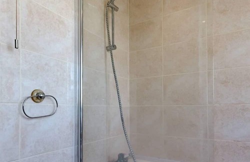 Edgbaston House | Warm Family Home for Your Ideal Retreat. Free Parking