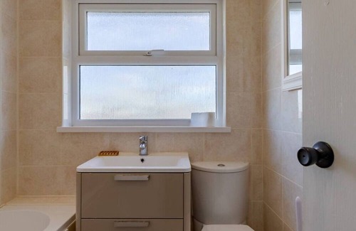 Edgbaston House | Warm Family Home for Your Ideal Retreat. Free Parking