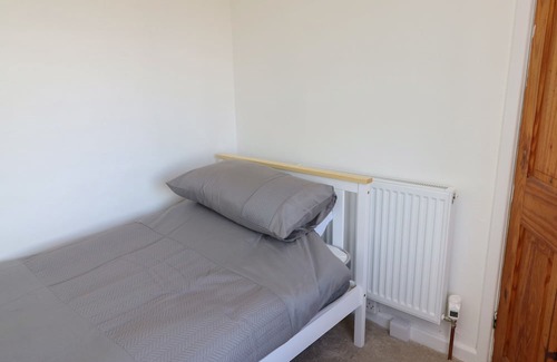 Llantrisant Cottage | HAULFRYN, pet friendly, country holiday cottage in Llannerch-Y-Medd