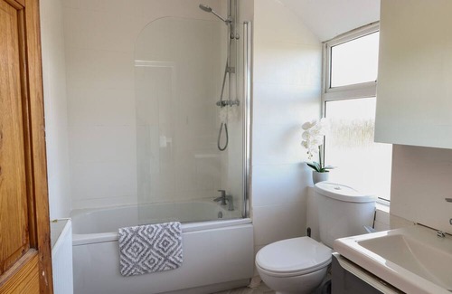 Llantrisant Cottage | HAULFRYN, pet friendly, country holiday cottage in Llannerch-Y-Medd