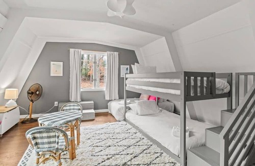 Forestdale House | Modern & Private Retreat, Walk To Snake Pond