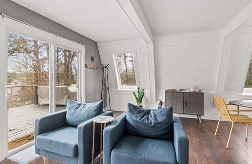 Forestdale House | Modern & Private Retreat, Walk To Snake Pond
