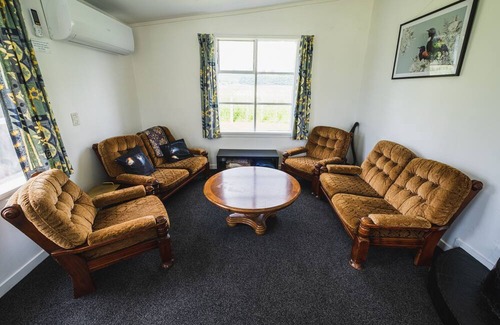 Kiwitea Cottage | Cliff Top Cottage just off SH1