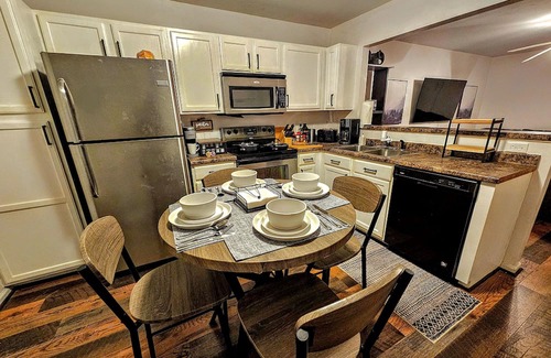 Jacksonville House | Luxurious Townhome by Camp Lejeune/Mall