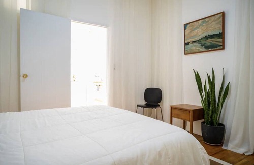 Hoboken Apartment | Brooklyn: Sun Drenched Top Floor One Bedroom