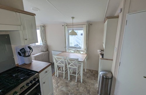 Holworth Cabin | Willow - Creek Caravan Park Ringstead - Dog Friendly