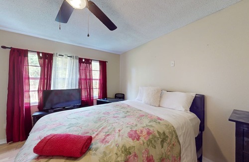 Casselberry House | Single-story home with community pool/tennis access, grill, patio, AC, & W/D