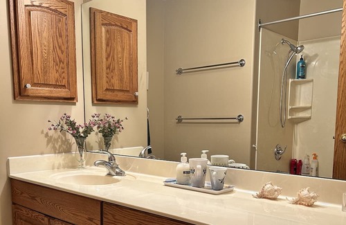 Regina House | Cozy 201-room in welcoming Regina with WiFi, AC at Shannon Rd& Deergrove Crt