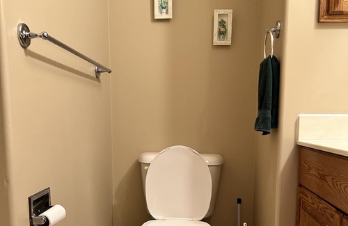 Regina House | Cozy 201-room in welcoming Regina with WiFi, AC at Shannon Rd& Deergrove Crt