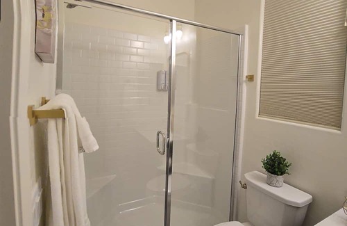 Las Vegas Apartment | Cozy Room in Las Vegas with AC, WiFi Full Bath In New Residential Neighborhood