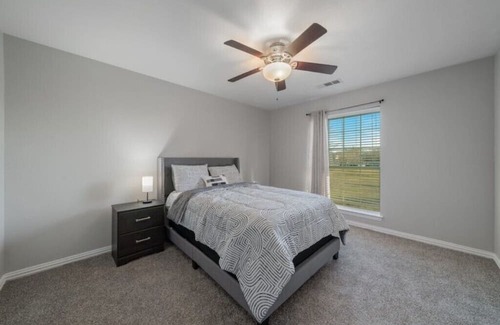 Royse City House | Large 3 acre w/private pond country getaway home sleeps 12