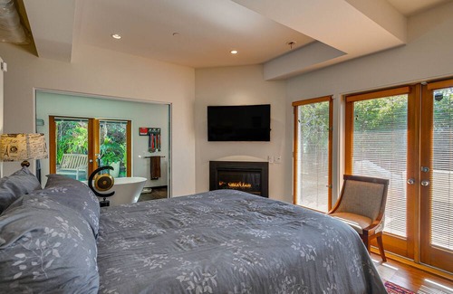 Santa Monica Canyon Apartment | Well-Designed Santa Monica Studio < 1 Mi to Beach