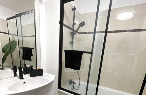 Trappes Apartment | Appartement Design Avec Netfix, Prime, Chaînes Sportives.