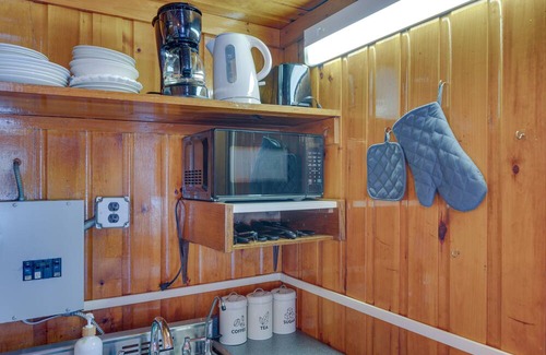 Weirs Beach Apartment | Laconia Retreat: 1/2 Mi to Lake Winnipesaukee!