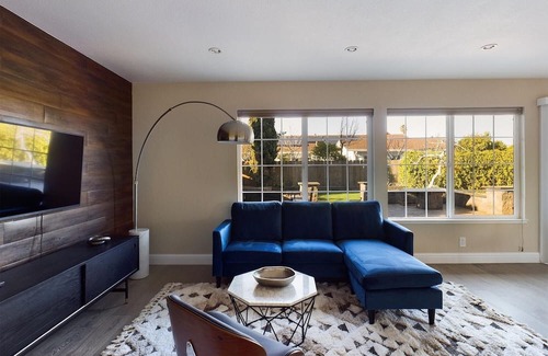 Pleasanton House | Modern and relaxed living w/office, huge backyard. Corner lot with R/V parking.