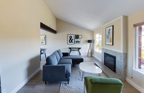 Pleasanton House | Modern and relaxed living w/office, huge backyard. Corner lot with R/V parking.