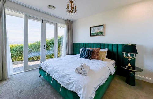 Mount Eliza House | Luxury Mt Eliza House Expansive Mountain View