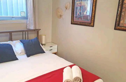 Kingsgrove House | Cosy guest suite. Close to motorway for easy airport access. Families welcome.