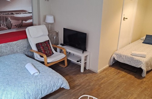 Kingsgrove House | Cosy guest suite. Close to motorway for easy airport access. Families welcome.