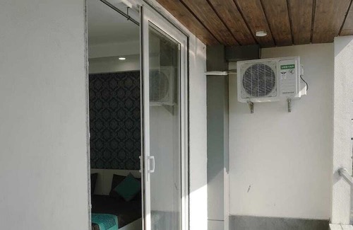 Gurugram Apartment | BnBBuddy- Zoomers Home@ 1BR at Gurugram with WiFi, AC