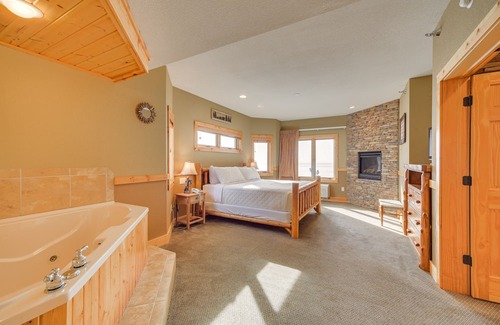 Two Harbors Condo | Waterfront Two Harbors Condo w/ Indoor Pool Access