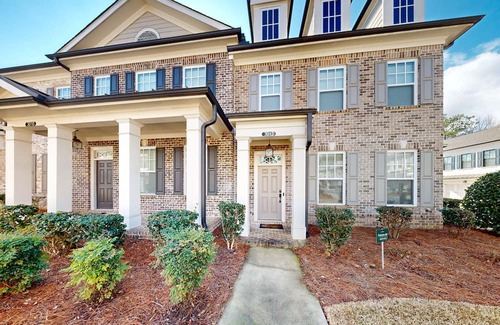 Roswell House | Peaceful & sun-filled getaway with courtyard, grill, games, & lovely fireplace