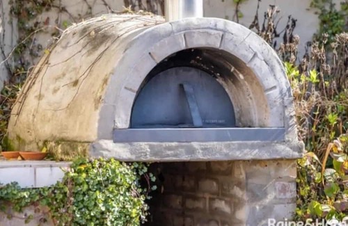 Bathurst House | Family Home with Pool & Pizza Oven - Pet Friendly