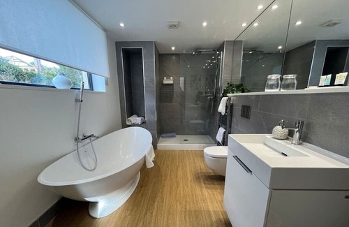Penarth House | Beachfront Balcony Oasis Room