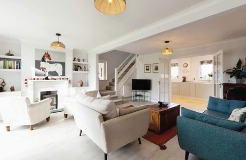 Cheltenham House | 3BR Cheltenham House - Elegance and Comfort