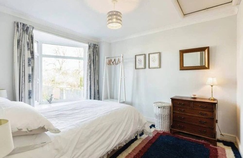 Cheltenham House | 3BR Cheltenham House - Elegance and Comfort
