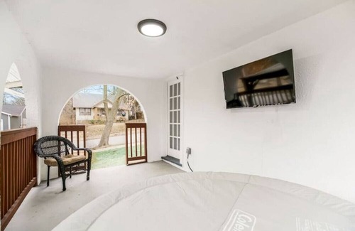 Kansas City House | 29) Perfect for large groups