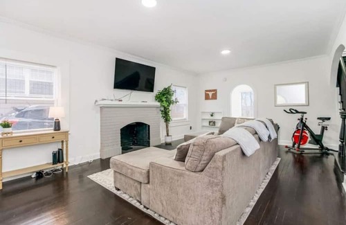Kansas City House | 29) Perfect for large groups