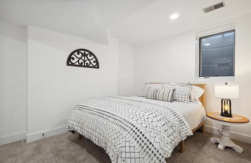 Mishawaka House | Tulip Tree is a Short Drive from Notre Dame Campus. 4 bedroom 3 bath home.