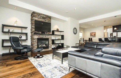 Southwest Mission House | Elegant Kelowna Retreat: Heated Pool, 4BR, AC, BBQ