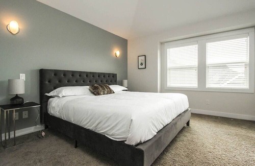 Southwest Mission House | Elegant Kelowna Retreat: Heated Pool, 4BR, AC, BBQ