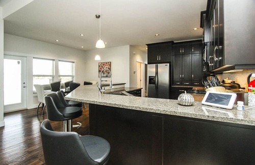 Southwest Mission House | Elegant Kelowna Retreat: Heated Pool, 4BR, AC, BBQ