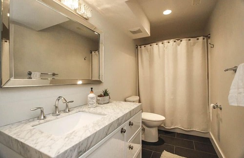 Southwest Mission House | Elegant Kelowna Retreat: Heated Pool, 4BR, AC, BBQ