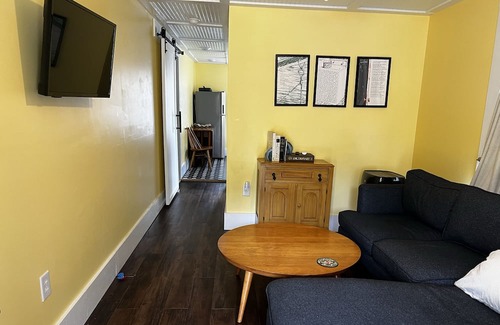 Hattiesburg Cottage | Bright and cozy space to rest in the heart of Hattiesburg.