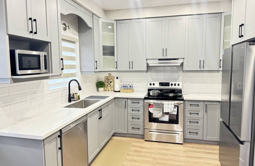 Kitchener House | Luxury private home 4 mins to Sunrise Shopping Complex