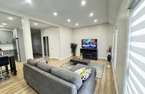 Kitchener House | Luxury private home 4 mins to Sunrise Shopping Complex