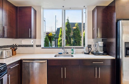 West Woodland House | The Growler Garden with Hot Tub