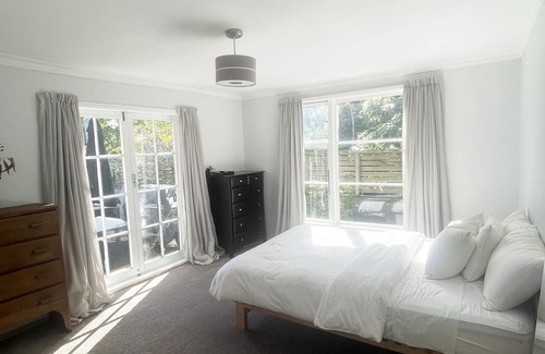 Lower Hutt House | 15 minutes from Wellington CBD! Spacious 3 bedroom home in Belmont.