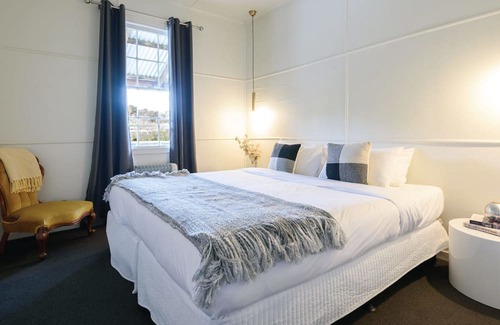 Daylesford House | Splinters Cottage, right on Lake Daylesford