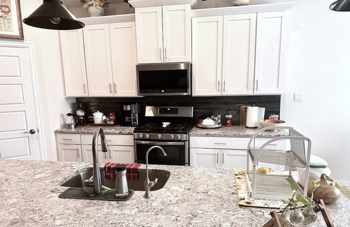 Georgetown House | Lovely, clean, quiet in Round Rock with WiFi, private entry, peaceful backyard