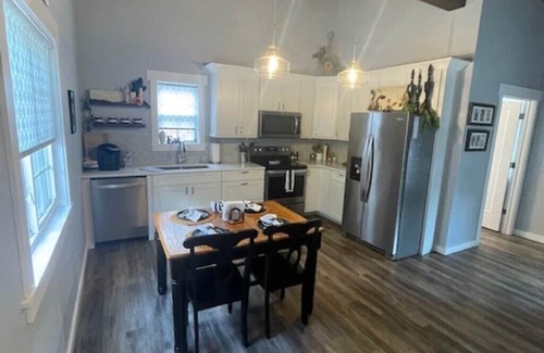 Goodlettsville Cottage | Cozy Cottage in Enjoyable Goodlettsville with WiFi, AC, minutes from downtown.