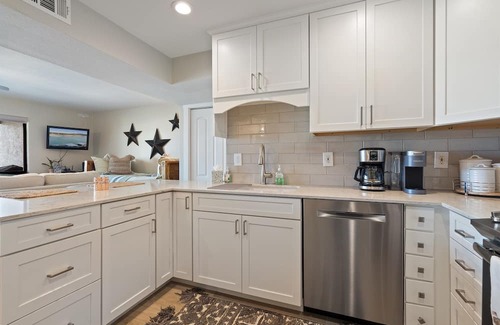 Briarcliff Condo | Classy Lake Travis condo with a pool and Hot tub