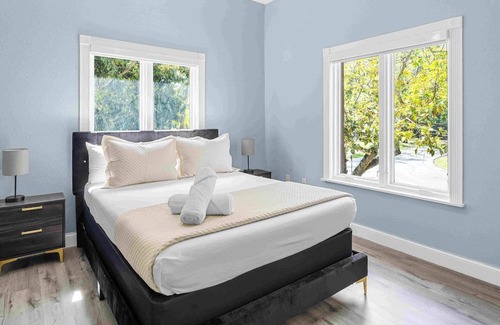 Ludlam Villa | Lake of Dreams / Pool, Jacuzzi / Table Ping Pong